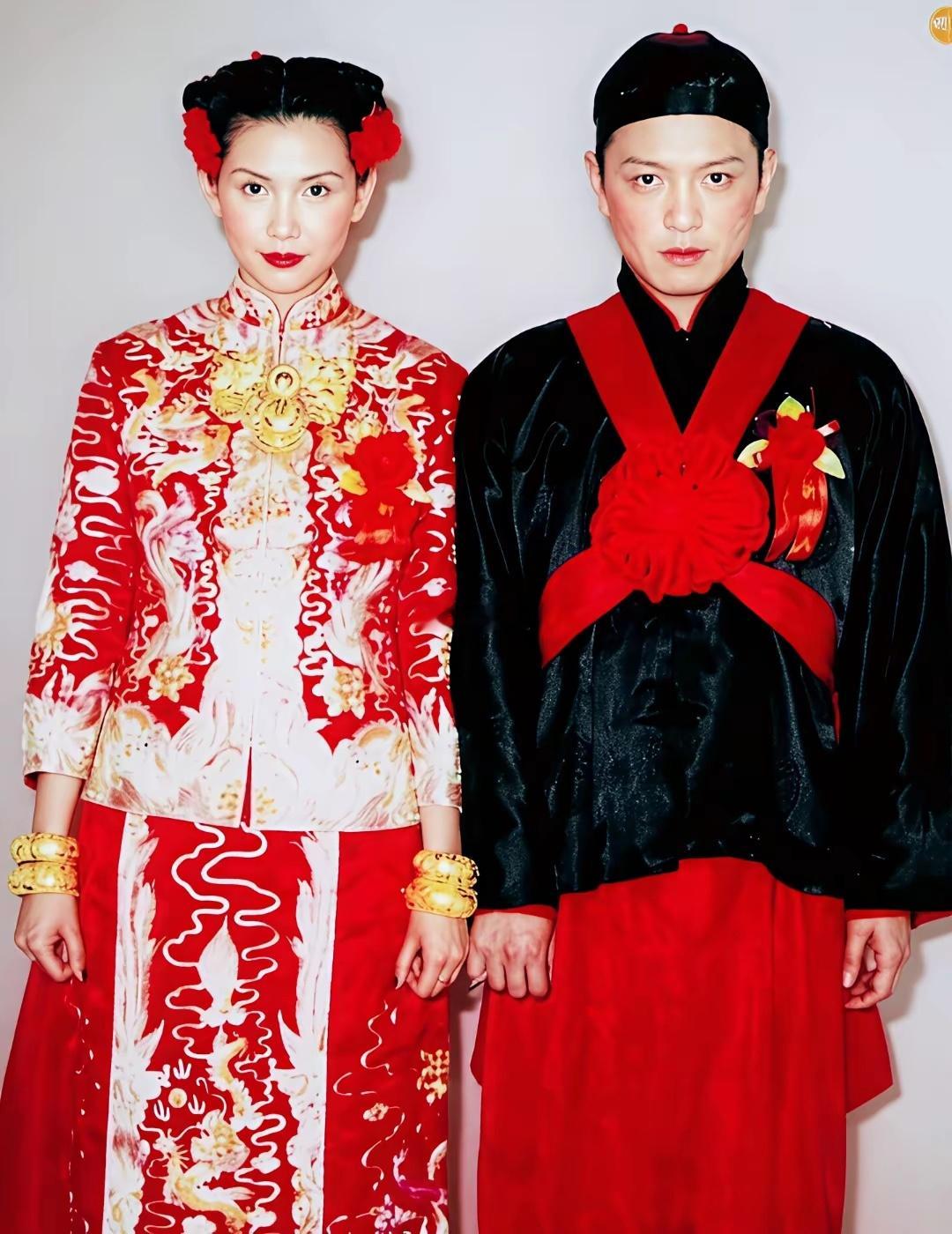 1999年邱淑贞和沈嘉伟的中式结婚照，造型复古特别，两人表情一本正经，很有年代感