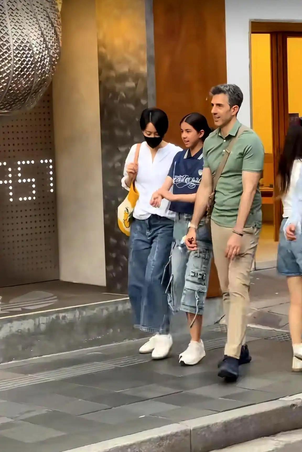 梁咏琪近照，一家三口在上海被偶遇，夫妻俩带着女儿逛街的画面。梁咏琪的女儿So