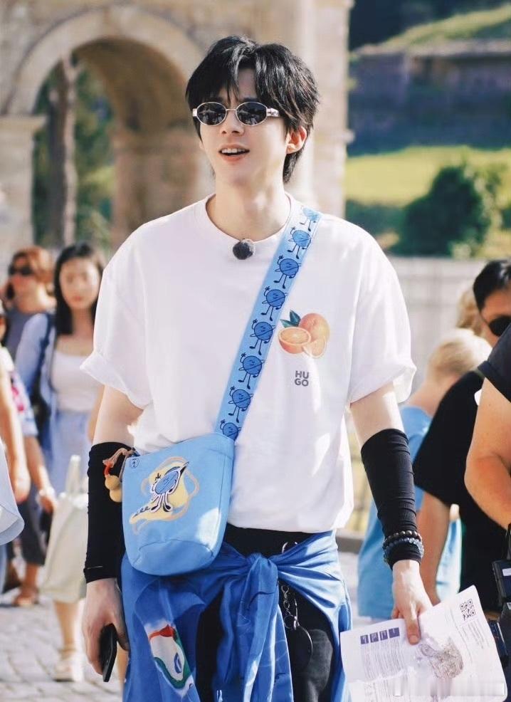 刘宇宁独属夏天的清爽感被刘宇宁的夏日海报戳中！清爽的蓝色系穿搭，眼里像盛着阳光