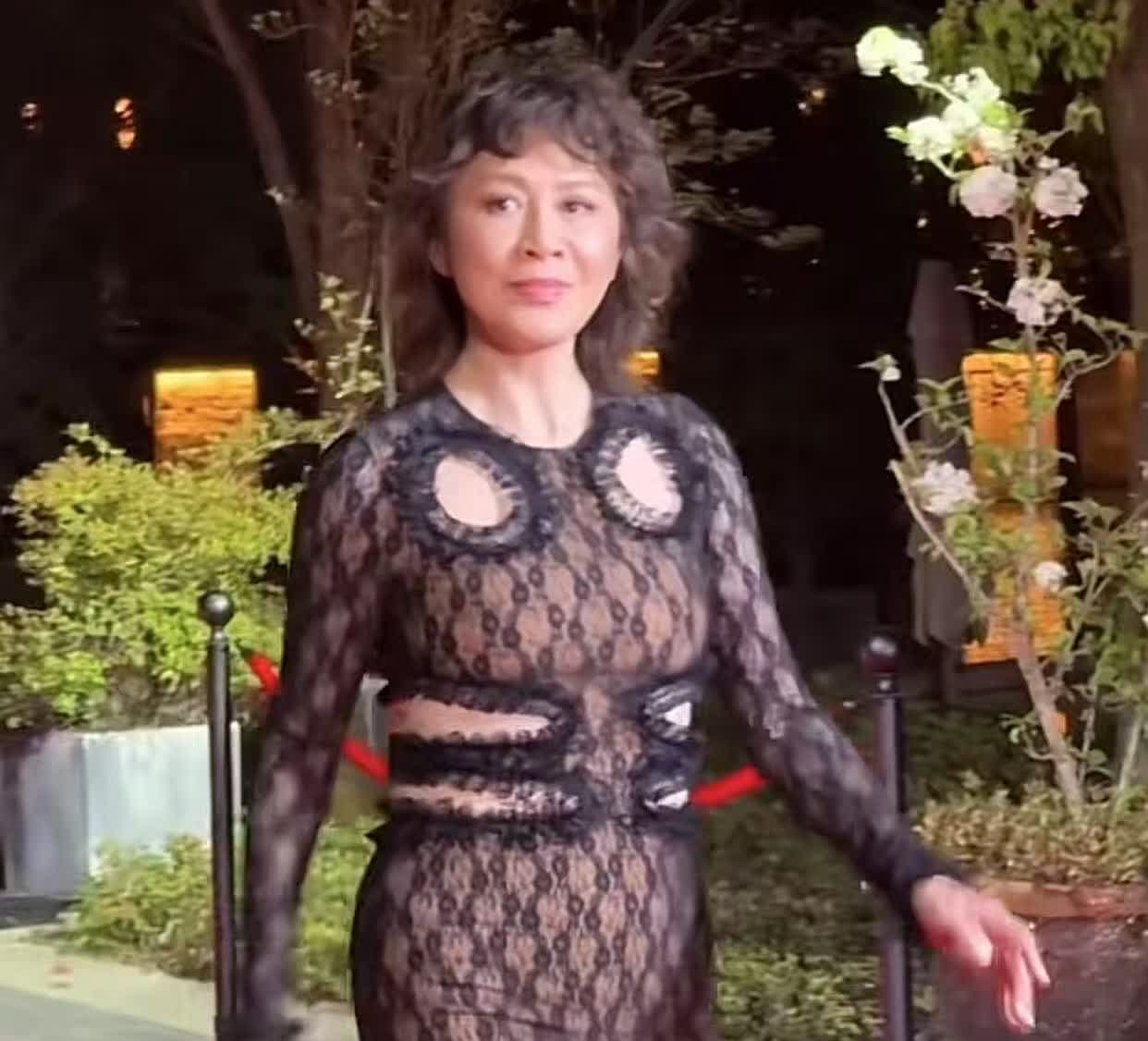 刘嘉玲60了吧像这样的年纪真不适合这样的穿着了，身材都走样了！女人要服老