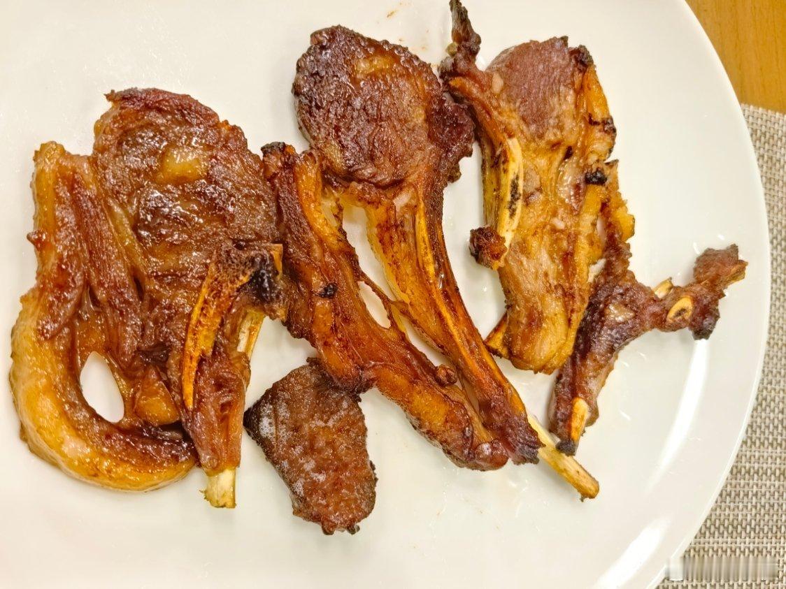 烤羊排，西兰花虾仁，青菜牛肉丸粉丝汤，蒸笋壳鱼。