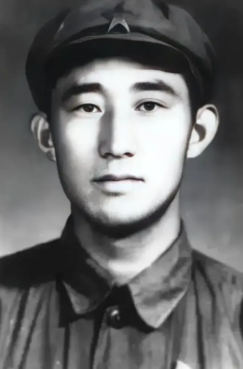 1949年，潜伏在敌人内部的地下党员吴荣森，已经引起了特务的怀疑，他察觉到危险后