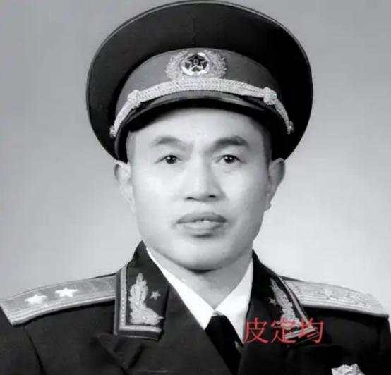 1940年，皮定均看上了女干部张烽，就让县长去说媒，张烽听说了县长的来意后，拒绝