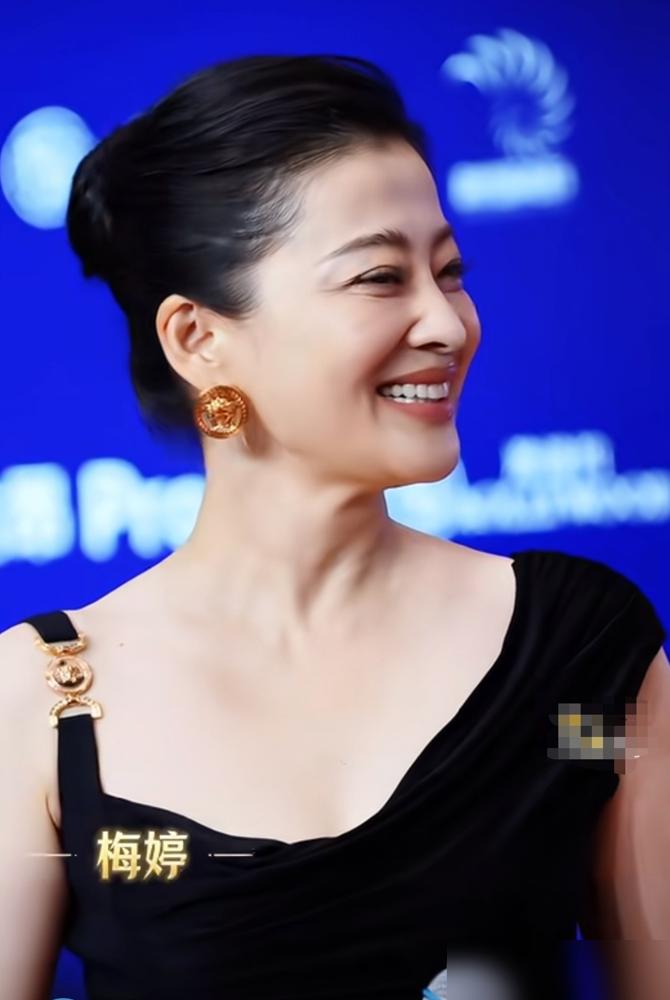 地下车库里四把一尺多长的长刀劈向鄢颇，凶手挑断他右脚脚筋的那一刻，他会不会想起那