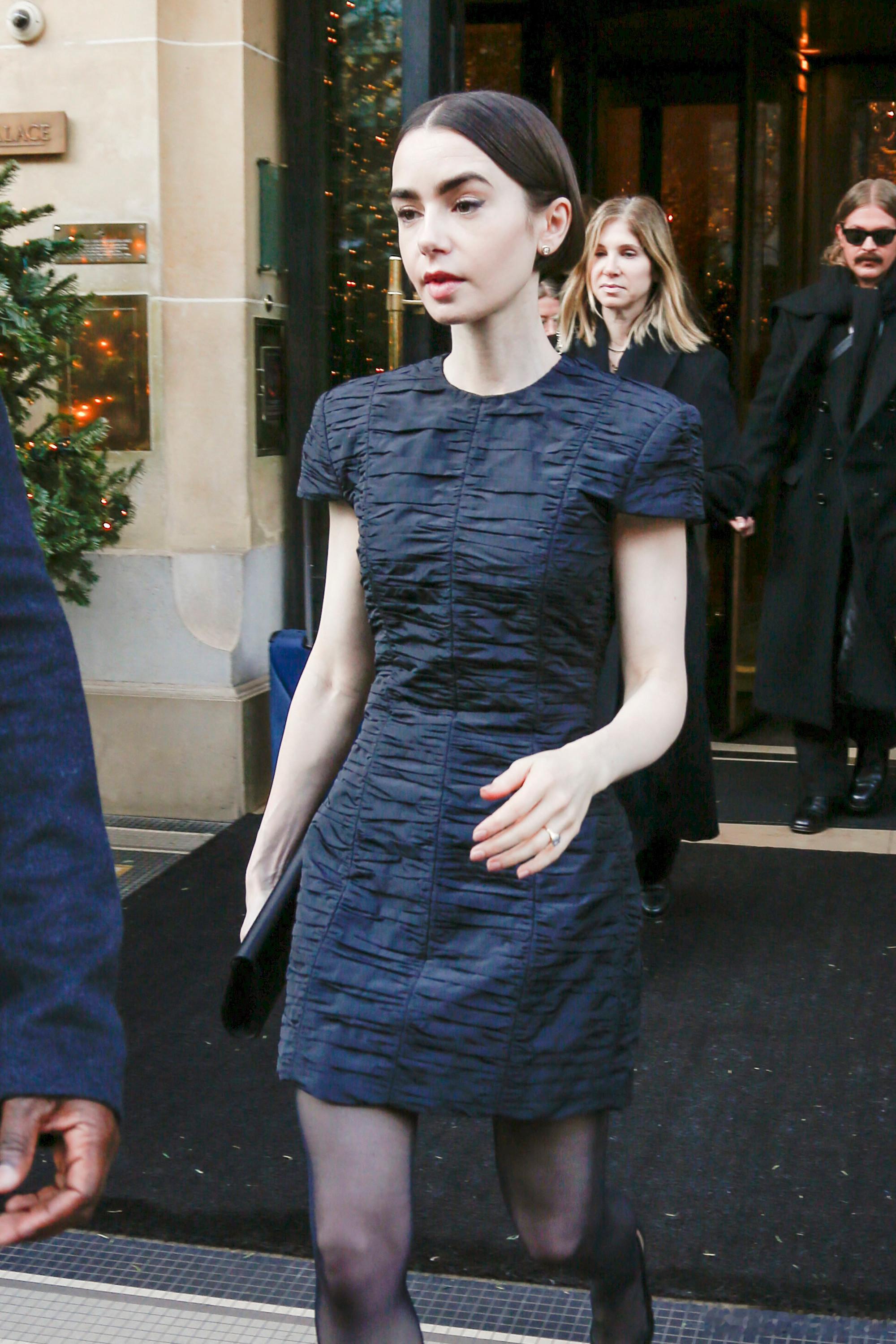 Lilycollins莉莉柯林斯在巴黎外出，离开+回到酒店，继续忙着《艾米丽在