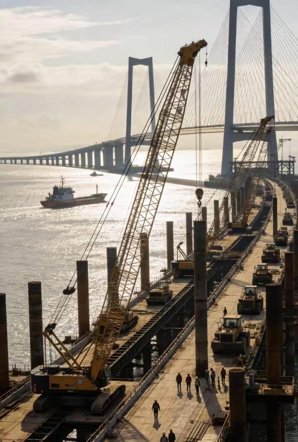 福建省厦门市与金门市相距仅20公里，然而从厦门乘飞机前往金门却需一个多小时，两地