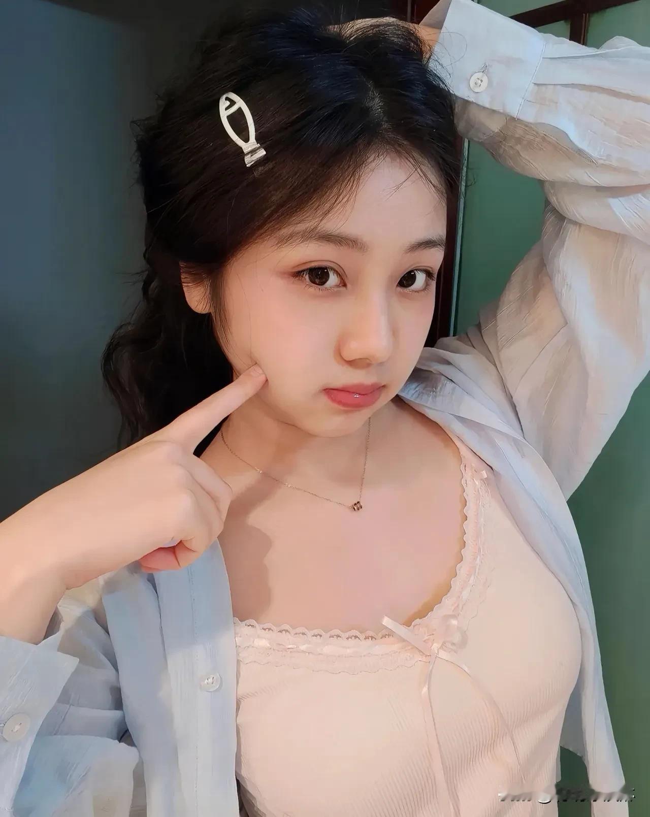 可爱女孩的快乐秘籍每天保持微笑，生活自带光芒甜甜的笑容，治愈一切烦恼！