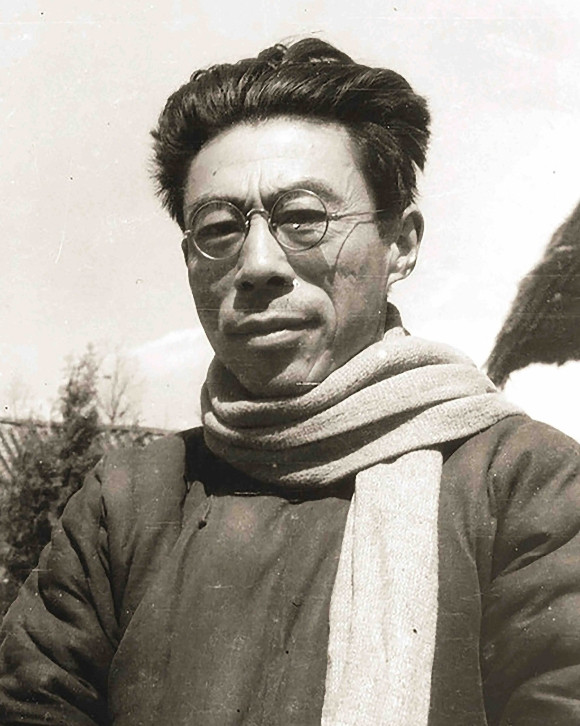 1950年，成都有个香烟店的老板，看报纸时习惯双腿并拢，后背胸膛挺得笔直，侦查员