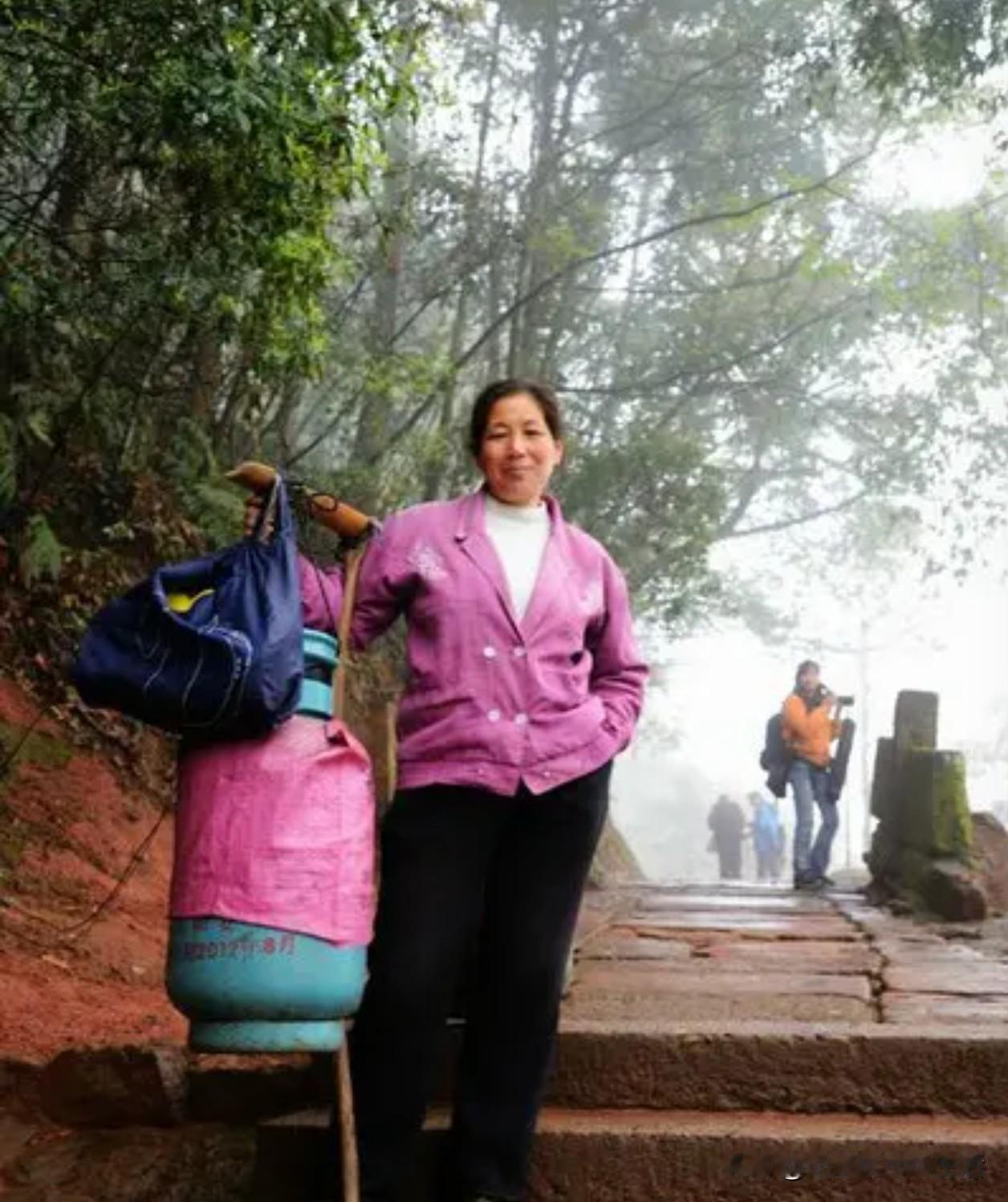 被全村唾骂的“扫把星”，用一根扁担挑出了孩子的大学梦。在安徽黄山深处的齐云山