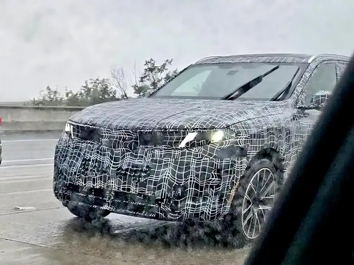 全新一代宝马X5路试谍照曝光！修长大灯造型+隐藏式门把手近日，有外媒拍摄到