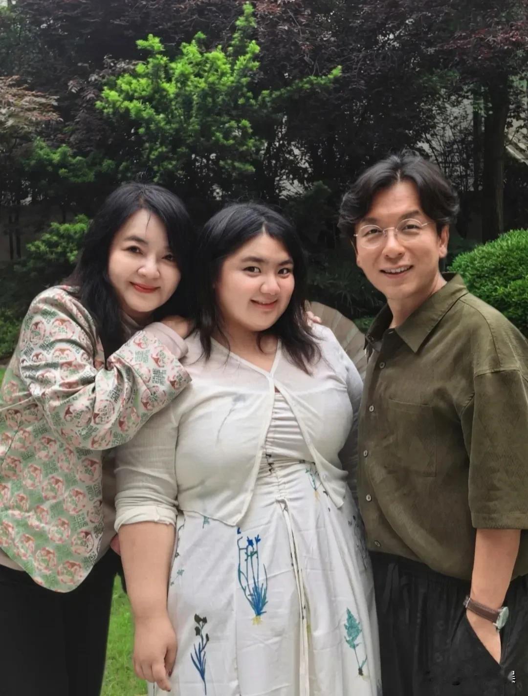 胡慧中带着女儿茉莉来上海游玩，顺便参观偶像周璇的故居。快七十岁的胡慧中，一头黑