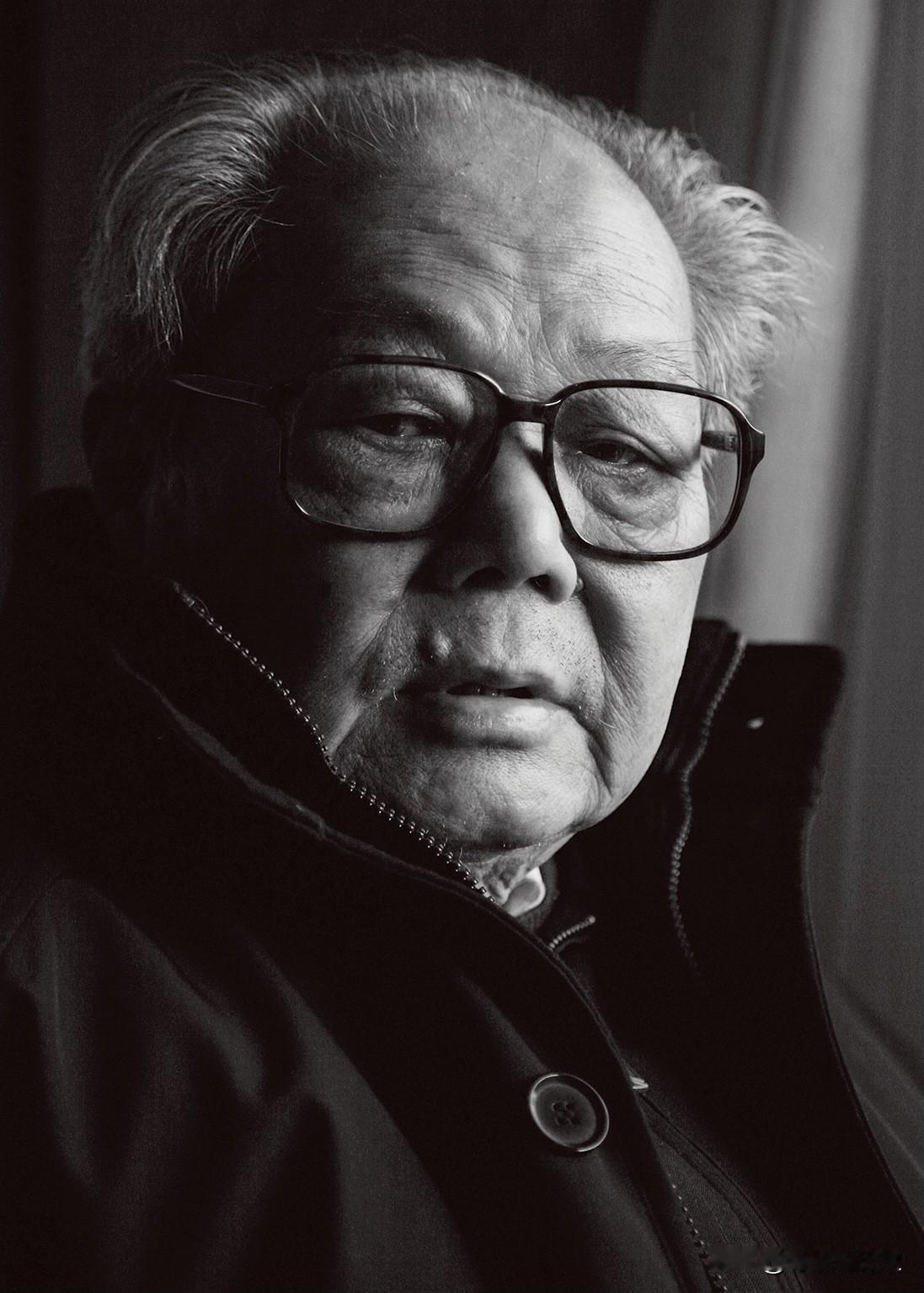 1982年冬，南京博物院。一桩看似寻常的“署名纠纷”，如同悄然弥漫的寒气，笼罩了