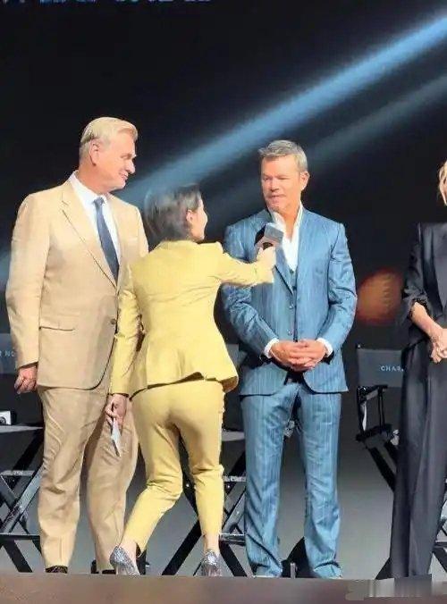 都是跪着主持，意义大不同！一目了然……