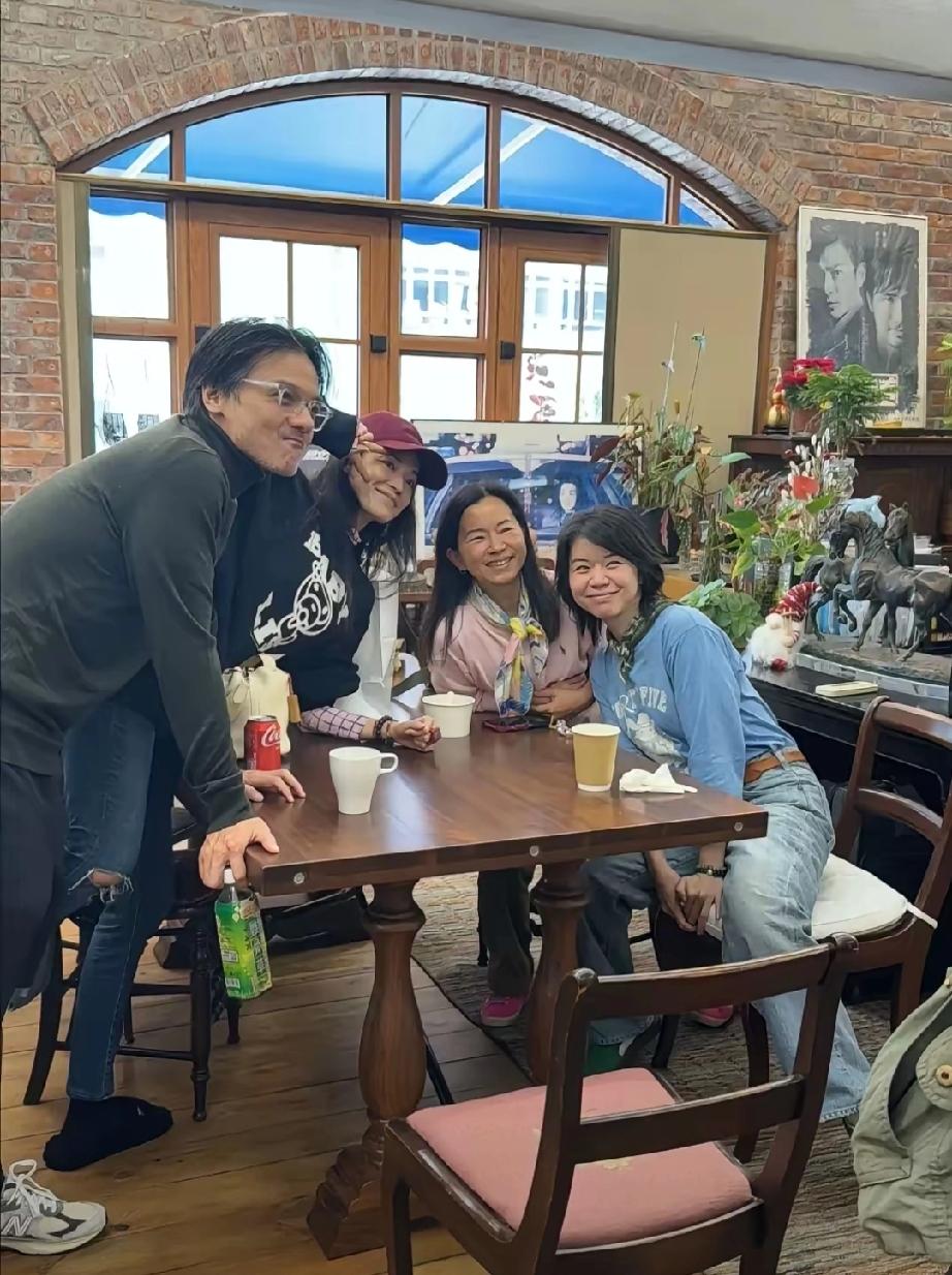 舒淇还那么年轻漂亮。冯德伦老了很多。