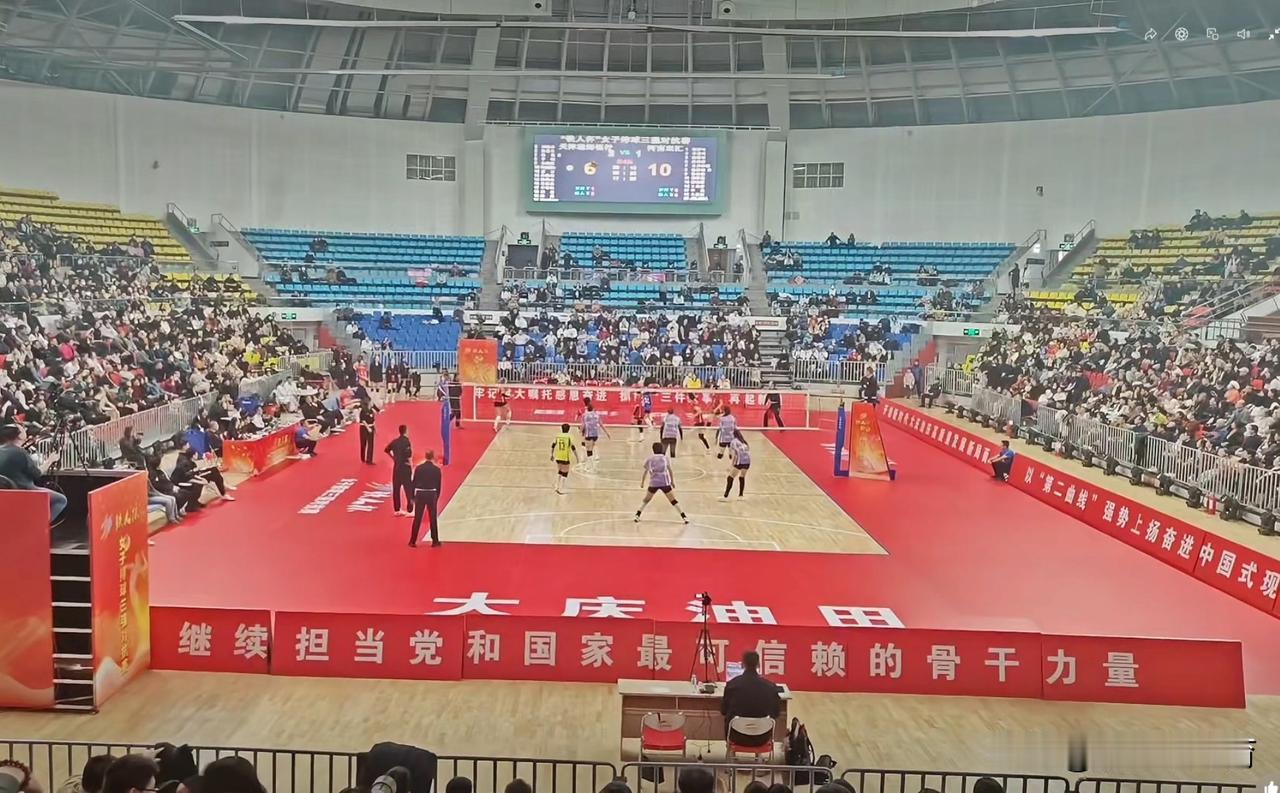 孟豆出任天津女排绝对主力，朱航霆无缘出场。“铁人杯”天津女排首战河南队，即将迎来