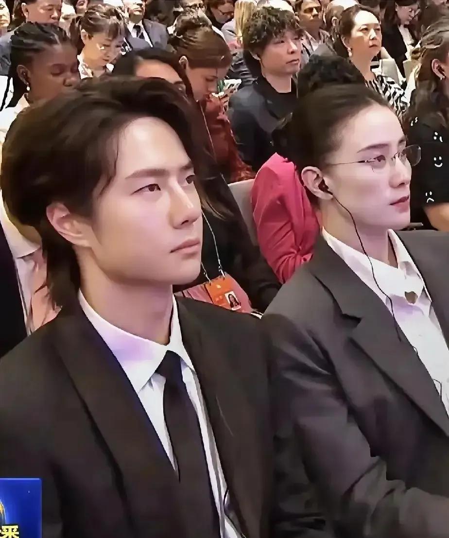 王一博在宋佳面前就是一愣头青！为什么这么说，王一博不会打扮呀，这么重要的场合怎
