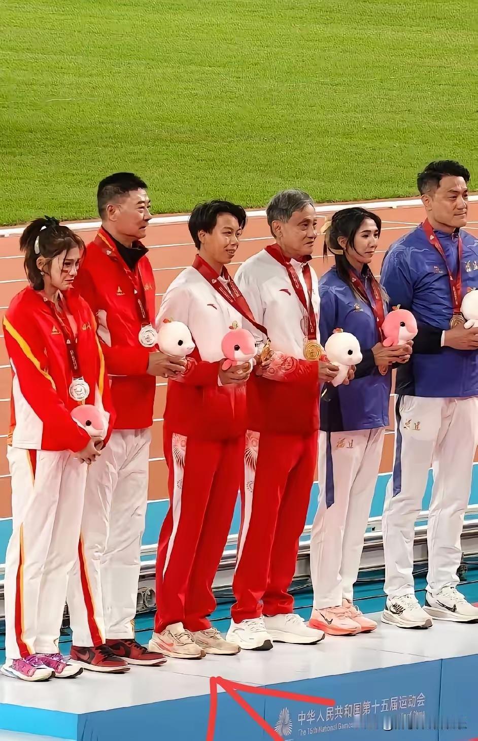 刘景扬的成功没有意外，不知道大家有没有发现一个问题，全场只有她一个人没有，