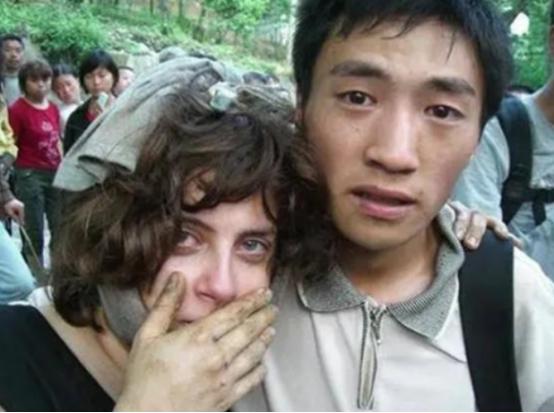 2008年汶川地震，四川小伙救下一个外国女孩，外国女孩坚持寻找他13年，在领事馆