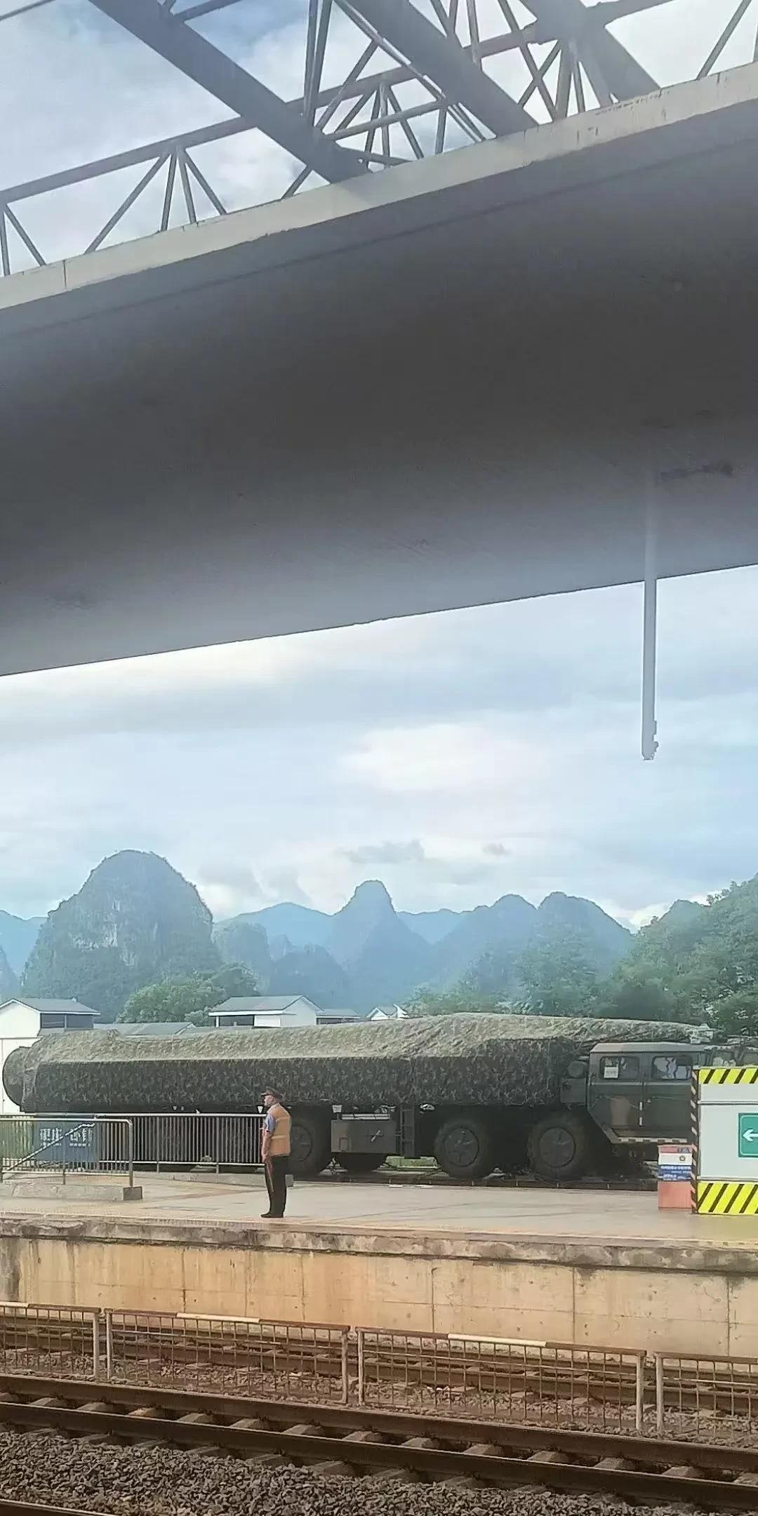 不错，是新式的“小型化洲际导弹”吗？这两天军迷圈都盛传国产“侏儒”导弹，看起来确