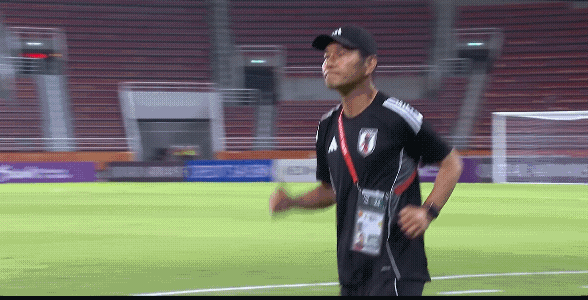 日本U20女足主教练倒是显得很有礼貌，跑过来还脱帽和中国女足教练握手，有的时候我