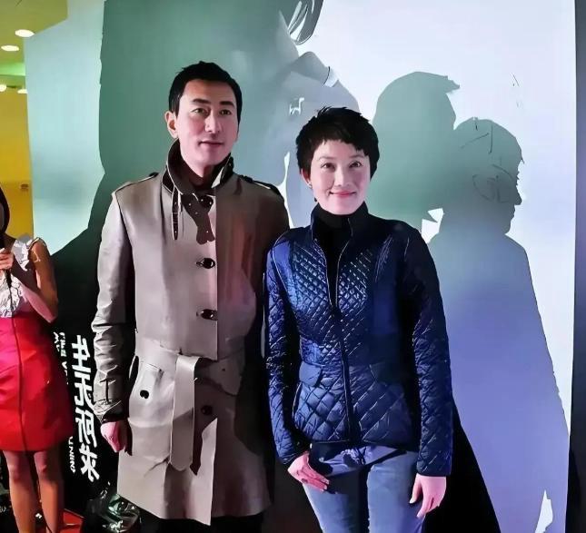 原来他们是夫妻，也是央视主持人，鲁健长相帅气，郑天亮简约干练，2001年同期入职