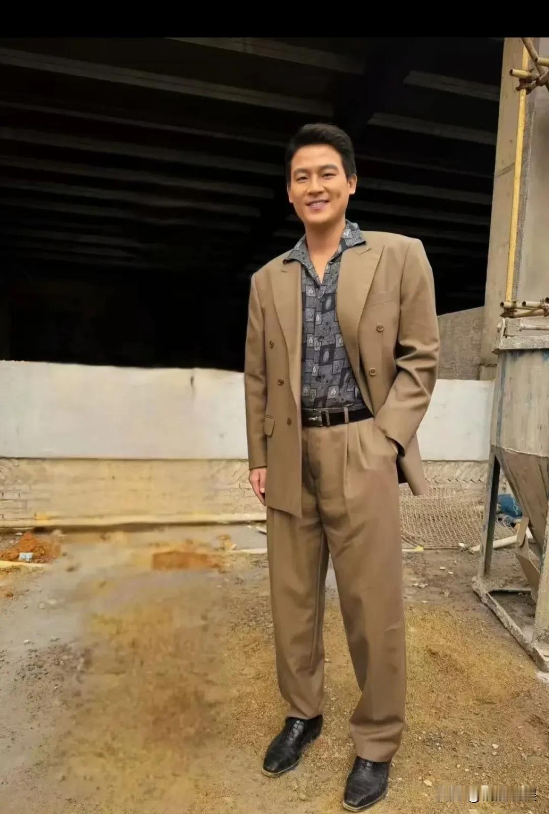 欧豪果然是年代剧男神，翻领花衬衫一穿，那味就出来。[呲牙笑]欧豪在福州拍新剧，穿