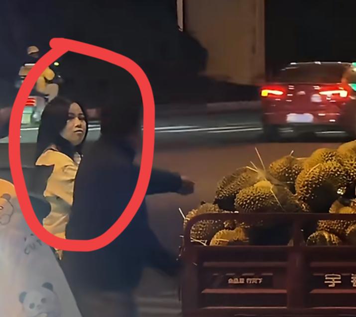 湖南街头小仙女买榴莲开好了嫌贵不要，让摊主暴怒。这个小仙女嘴馋了，被街边的新鲜榴