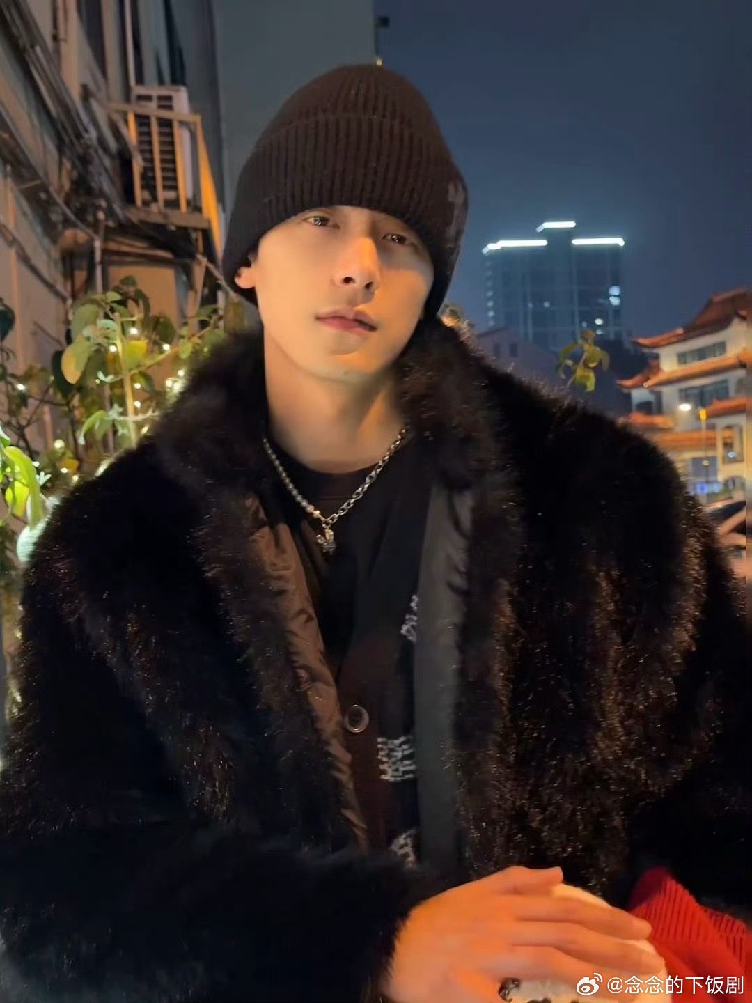 火了还没适应的明星最好玩了凯叔叔走个机场好像逮捕哈哈哈哈所有人感受！邓凯‖