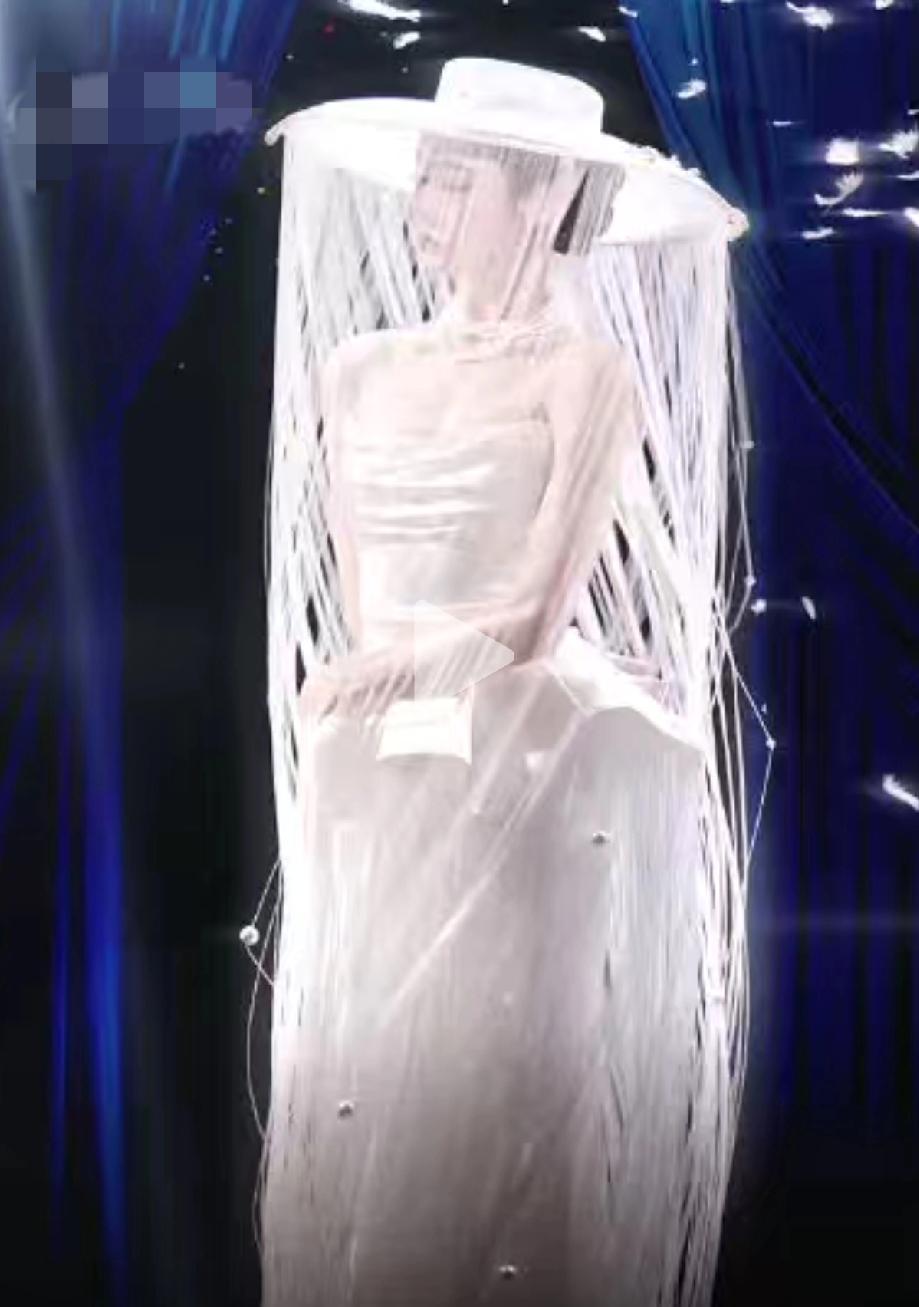 张艺凡COSMO红毯！你以为她只是仙女？错，她玩的是一场“视觉变法”！那面