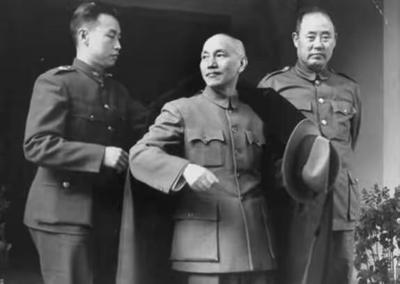 1945年，日本投降了，蒋介石特别对负责受降的何应钦说了一句话：“别人我可以睁只