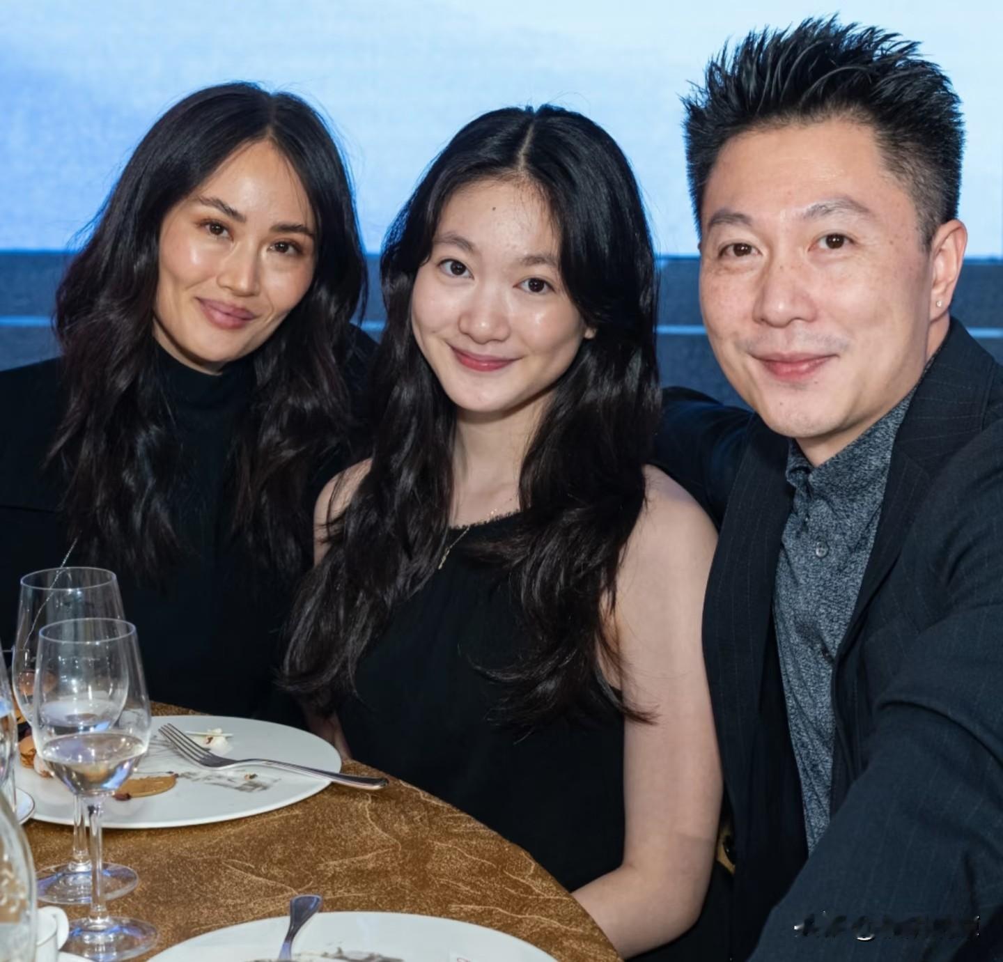 李小鹏把女儿也养的太好了，和爸爸妈妈坐一起吃饭的合影里，虽然没化妆，没穿戴奢侈品，一看就是“富养“的