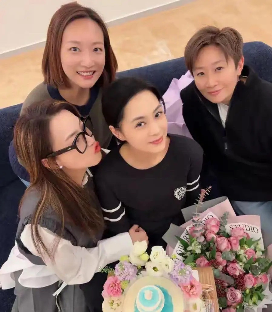 钟欣潼迎来45岁生日，霍汶希晒照庆生，感慨两人携手走过二十几年，从青涩到如今安稳