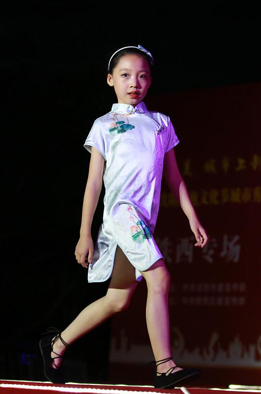 9岁女孩孔一凡用妈妈旧衣服改旗袍，获巴黎设计师邀请！巴黎世家设计经理那封