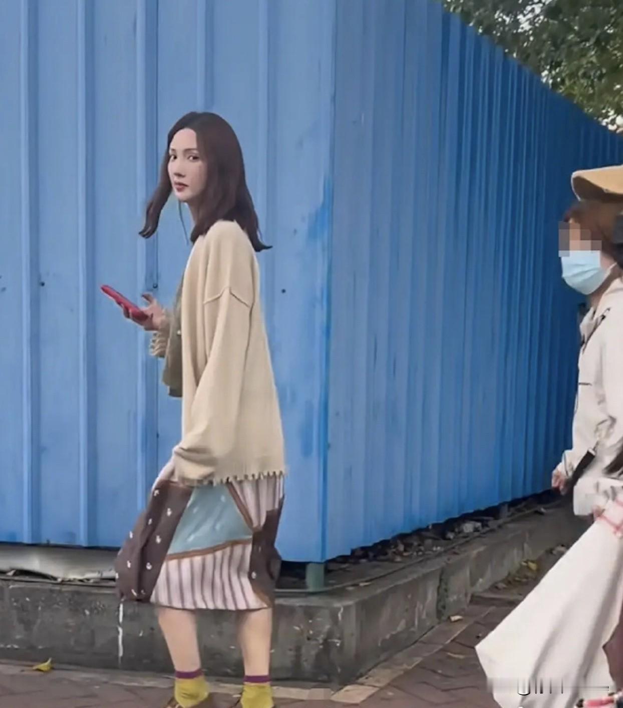 2月10日，金晨试水营业，效果明显金晨没戴口罩街头商场闲逛，我是不太相信这个状