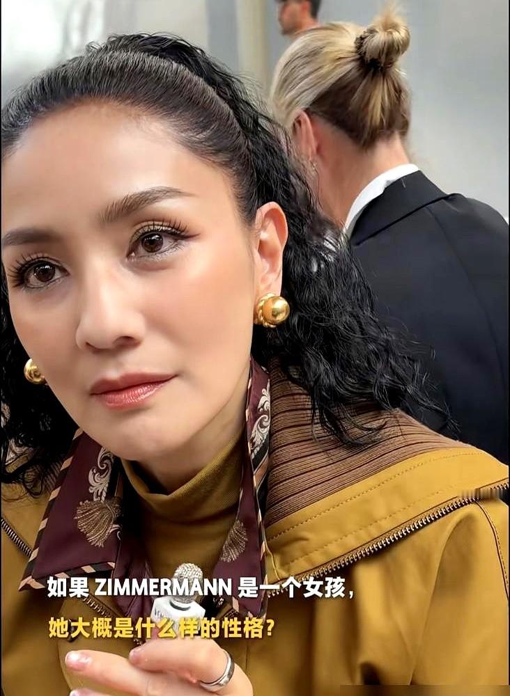 同排坐着陈妍希、吉娜、蓝盈莹，镜头扫过去，胡可的生图直接在评论区炸了锅。连着两场大秀翻车，网友评价很
