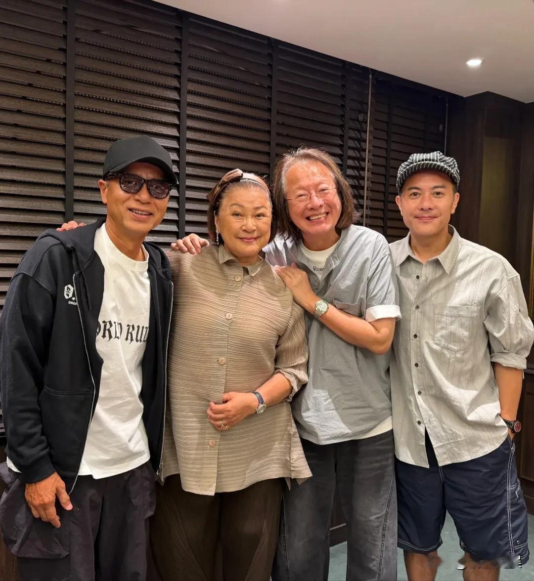 梁汉文和李克勤、卢淑仪夫妻俩聚餐，老牌港星黄淑仪罕见出镜。当年的港剧《庙街妈兄