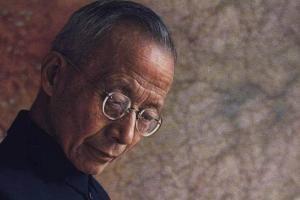 1905年，竺可桢考上中学，和胡适是同学，有一天，胡适当众挖苦竺可桢，“小矮子，