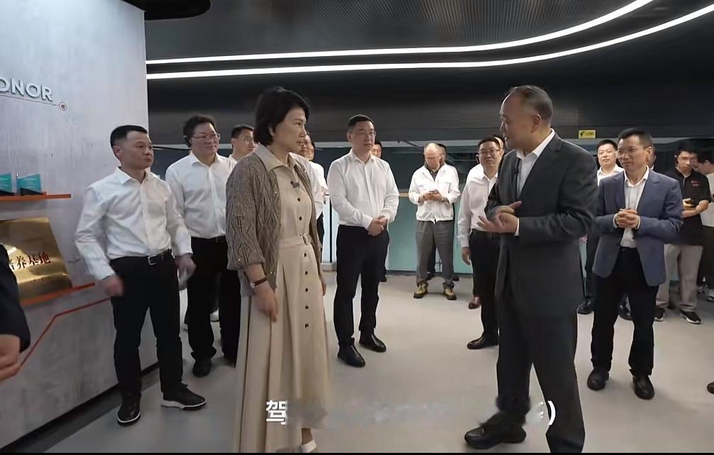 董明珠到访吉利集团，李书福接待！7月3日，格力电器董事长董明珠到访吉利集团，