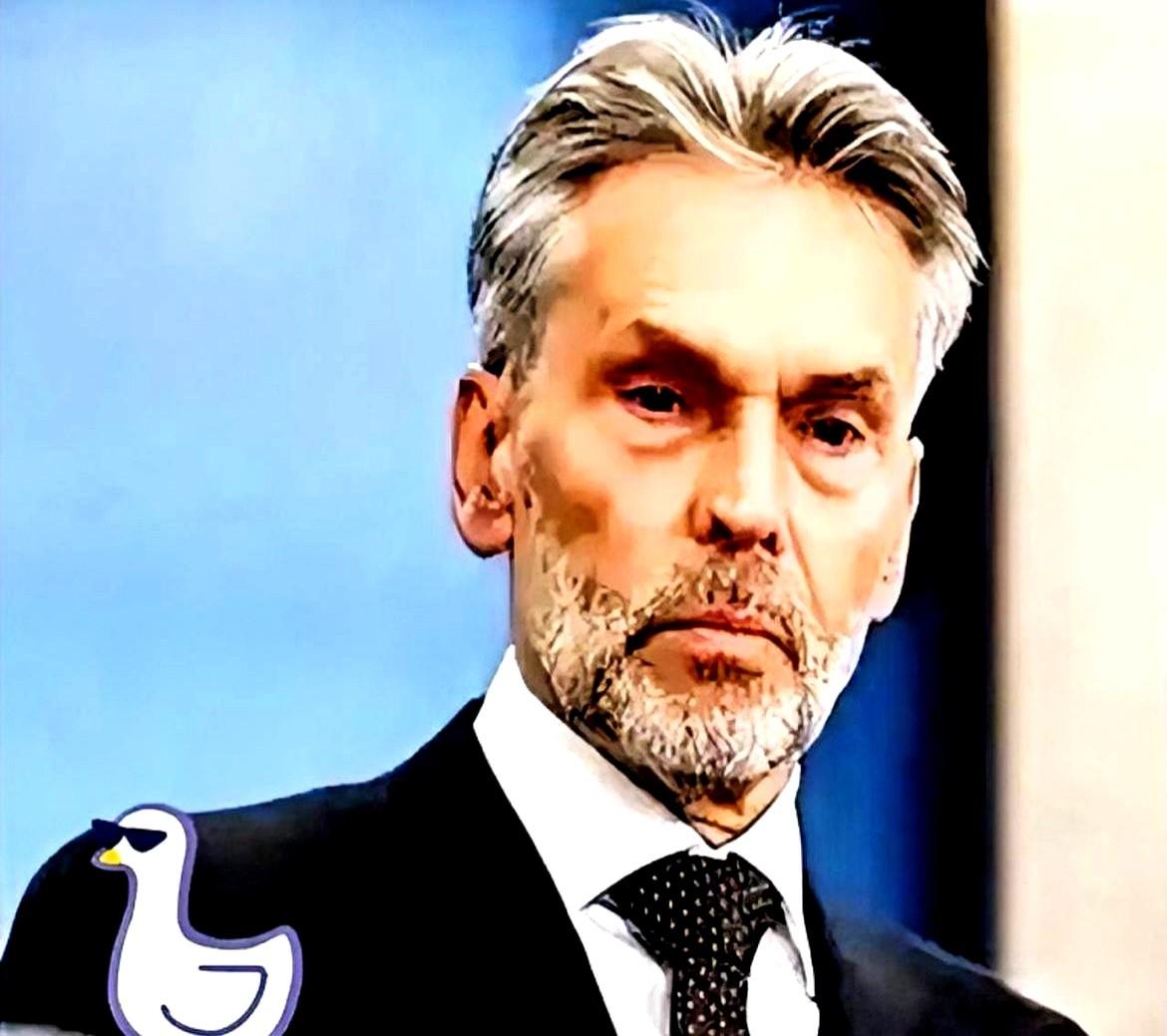 当北约军营的探照灯亮起，三架无人机在午夜划出挑衅的三角