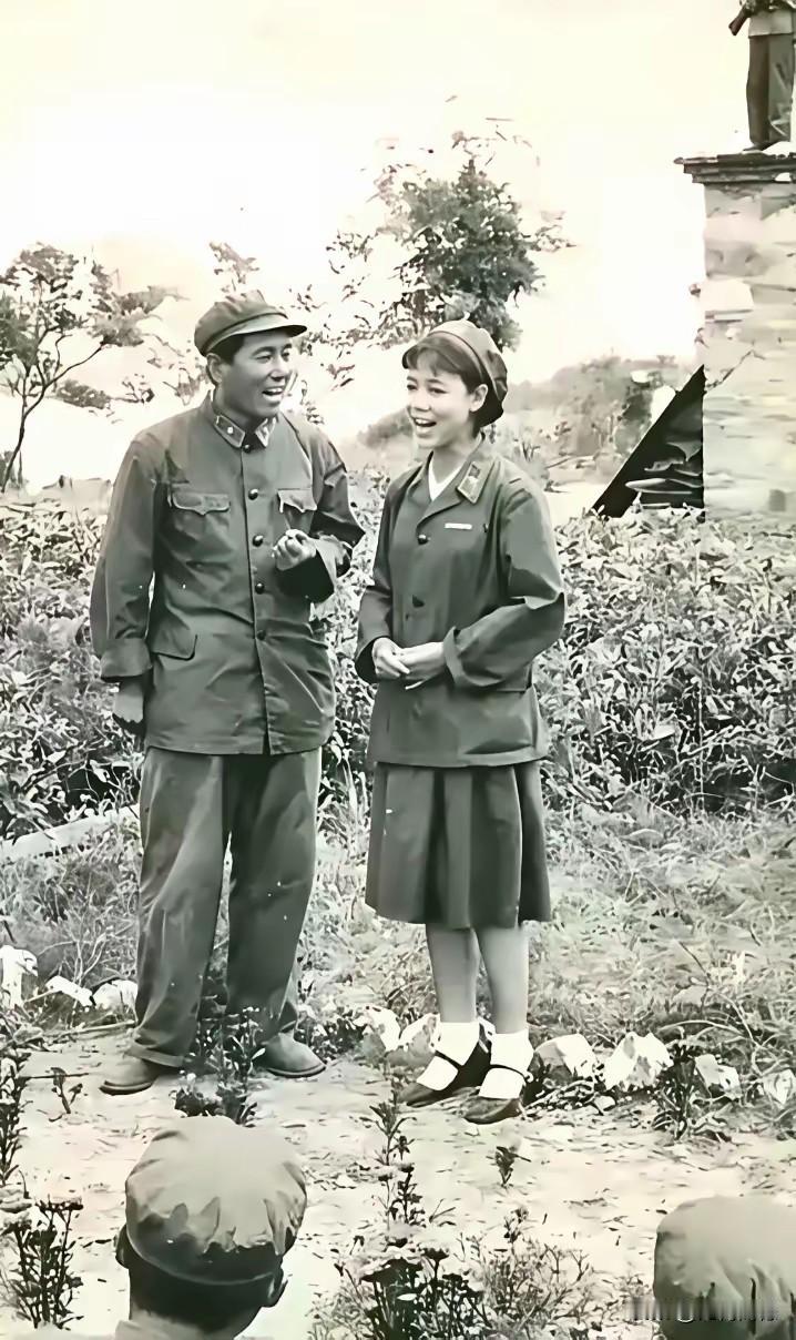 照片中的这个女子，据说是老艺术家田华，这是他们下基层表演节目，那时的田华老师，还