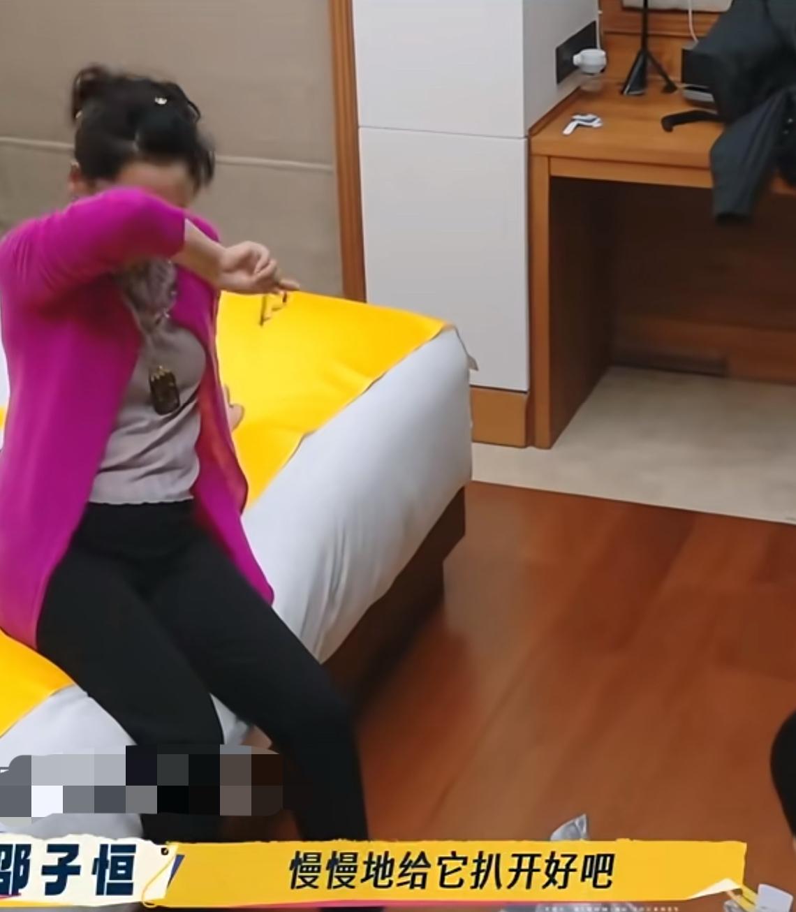 何赛飞因行李箱被踹坏爆哭！看到她突然哭了，我突然就很共情她了。她心疼的不是一