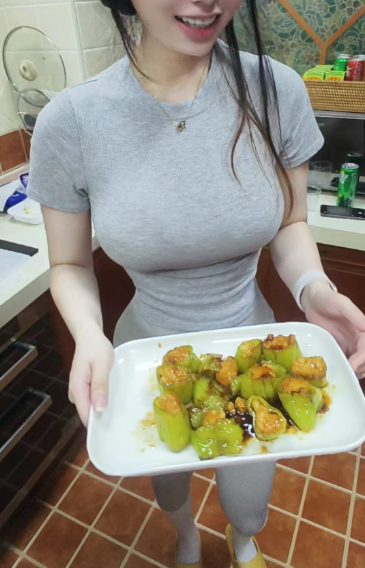 女朋友太爱做饭了，做饭熟没熟都不知道