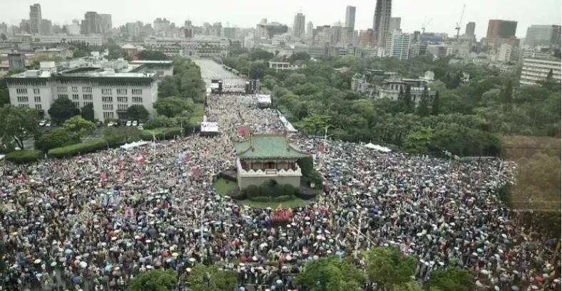 蓝白4月26日组织凯道大游行，号称现场去了20万人。具体数字其实也不是很重要，把