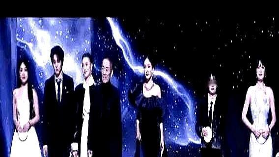 45亿庆功宴，导演张艺谋竟被一个女星挤出了合影画面。她身子轻轻一挪，就把张