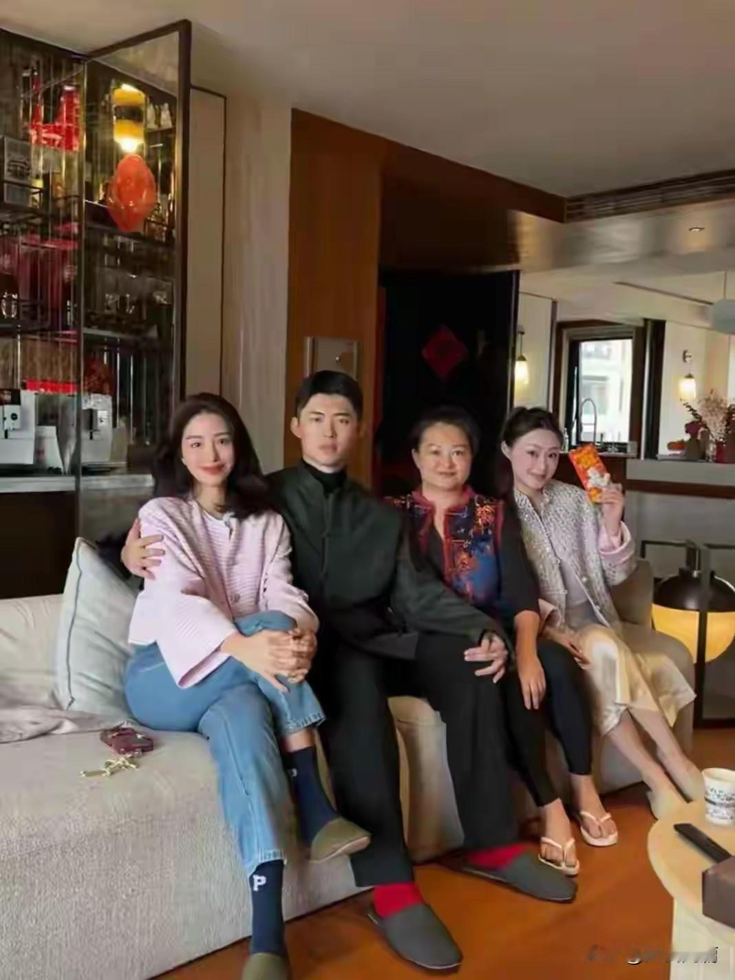 有些人就看不得别人好，杨采钰嫁给了一个富三代企业家，还生了一个可爱的宝宝，但是就