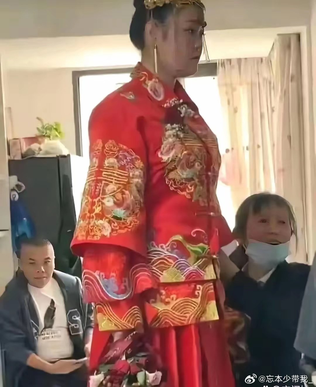 这能嫁出去应该很不容易吧，不知道是哪位勇士把她娶回家的。​