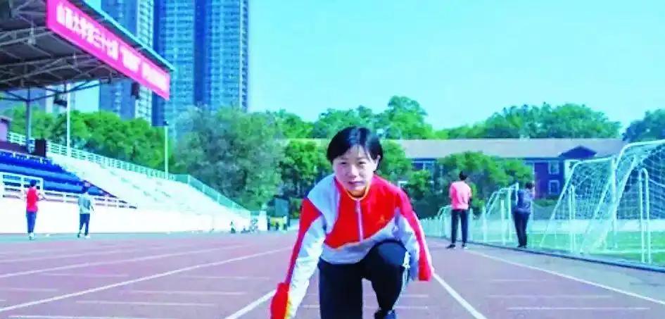 1994年，太原一名女婴因手臂残疾被抛弃，57岁拾荒妇人见其可怜，把她捡回家用