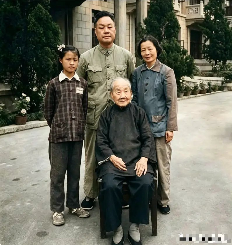 这是向振熙与儿子杨开智一家留在长沙的珍贵老照片。向振熙是杨开慧的母亲，毛主席的岳
