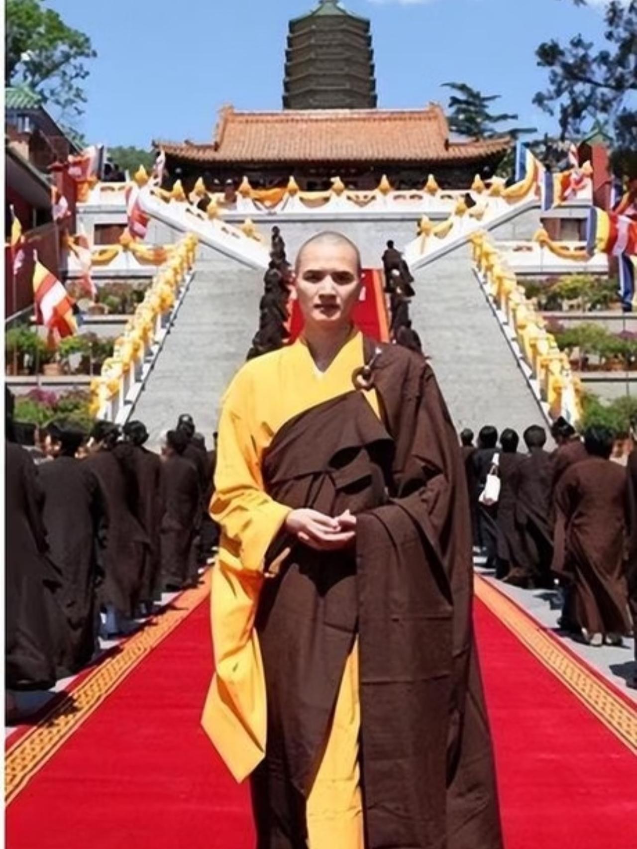 五台山一位大哥随手拍下的视频，镜头拉近瞬间，全场都安静了。看似虔诚诵经的“大师