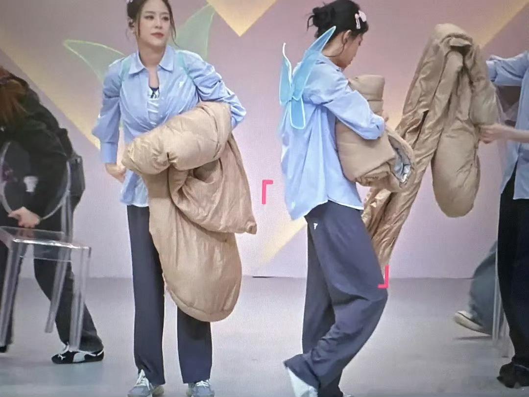 孙怡裤子穿反了孙怡每天来一点笑料，这是排练太认真了吗，裤子穿反了都没注意